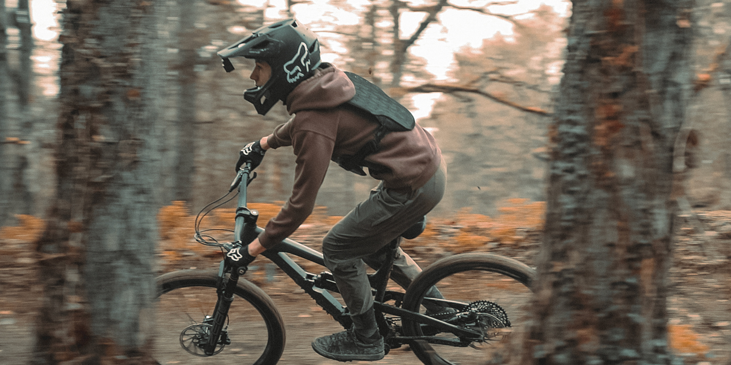 Photo dans un virage d'une descente en VTT