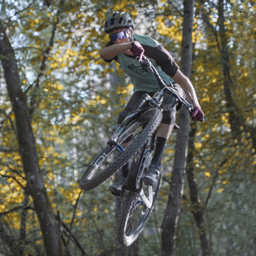 Photo d'un saut en VTT dans les bois