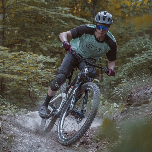 Photo d'un dérapage en VTT dans les bois