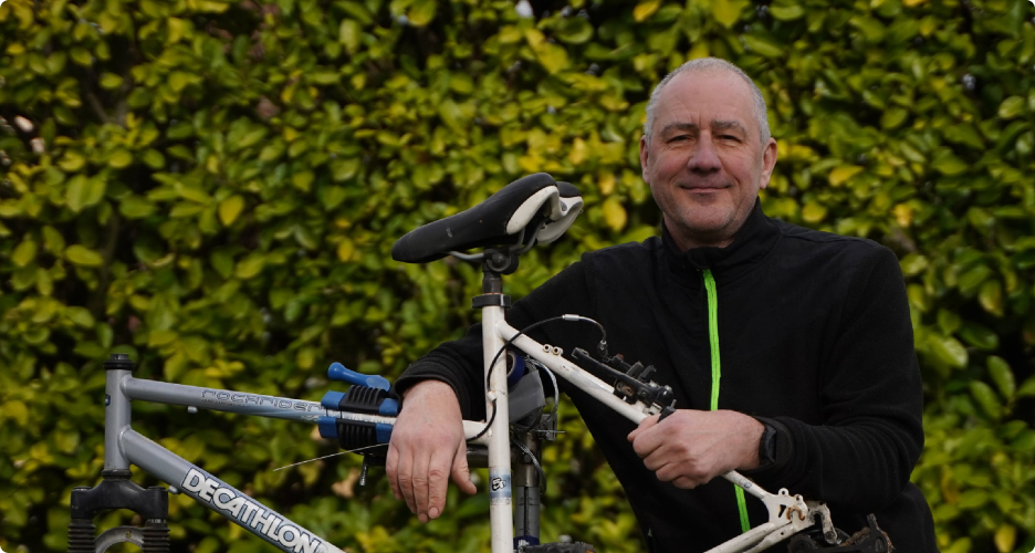 Bernard réparant un vélo à domicile